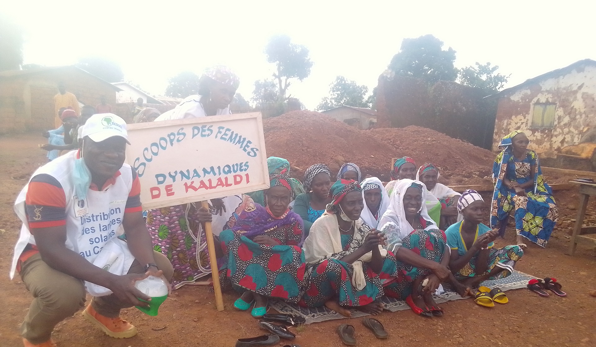 Distribution de kits solaires au Cameroun